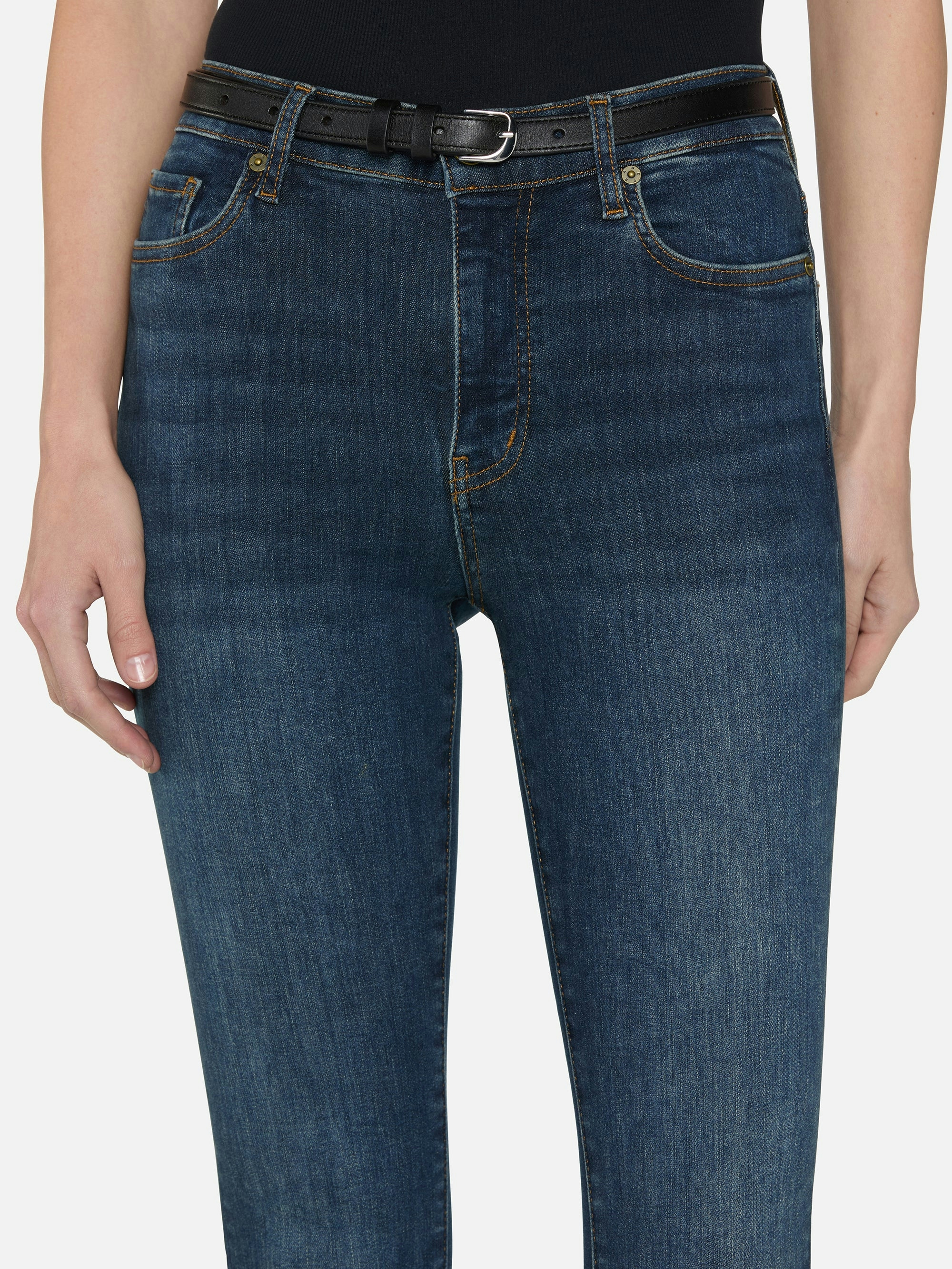 jeans front detail image alt:fit1